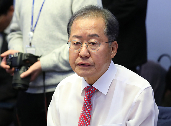 홍준표 대구광역시장이 지난해 10월 30일 오후 서울 여의도 국회 의원회관 식당에서 열린 국민의힘-대구광역시 예산정책협의회에서 발언을 마친 후 인사를 하고 있다. [사진=뉴시스]