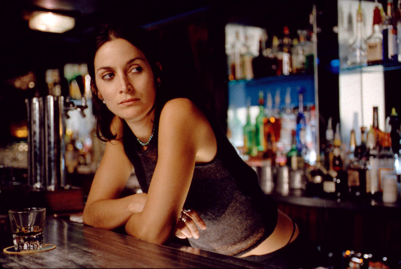 나탈리가 일하는 바에서 기대 서 있는 모습