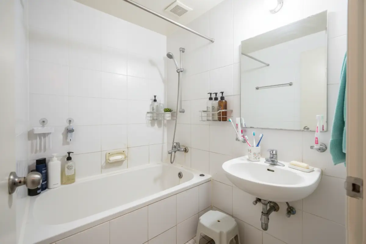 바닥 없는 수직 수납 완성 후, 넓고 쾌적하게 변신한 좁은 욕실