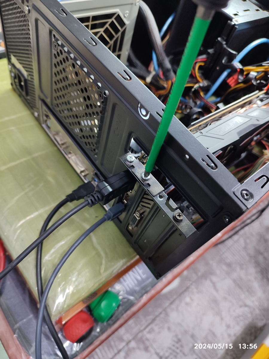 그래픽카드 고정 나사를 조이고 있습니다.