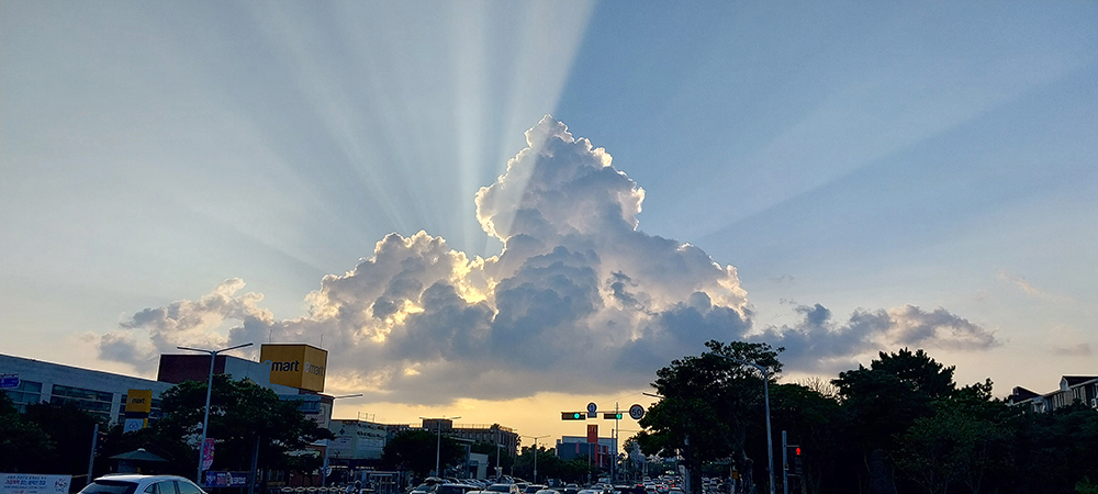 구름 뒤 유앱이 빛을 뿜뿜 뿜어내는 듯한 하늘 광채
