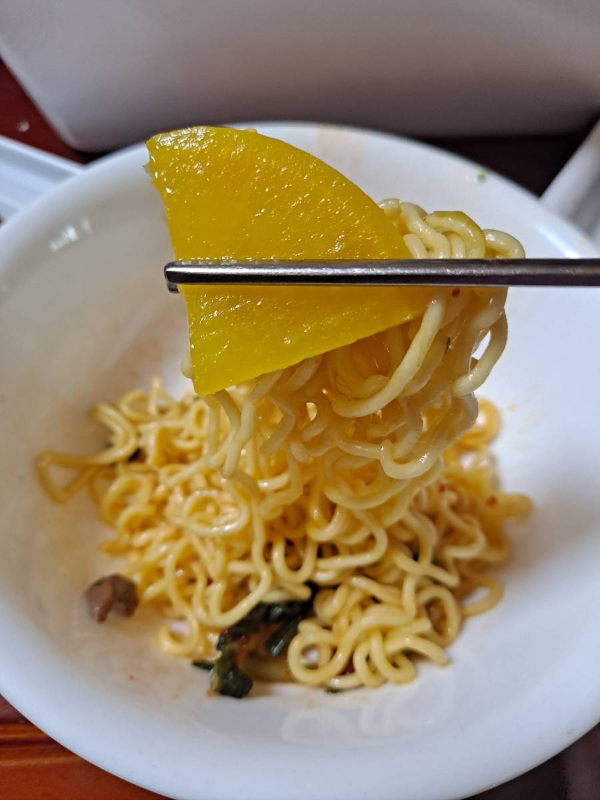 도시락면과 단무지 조합