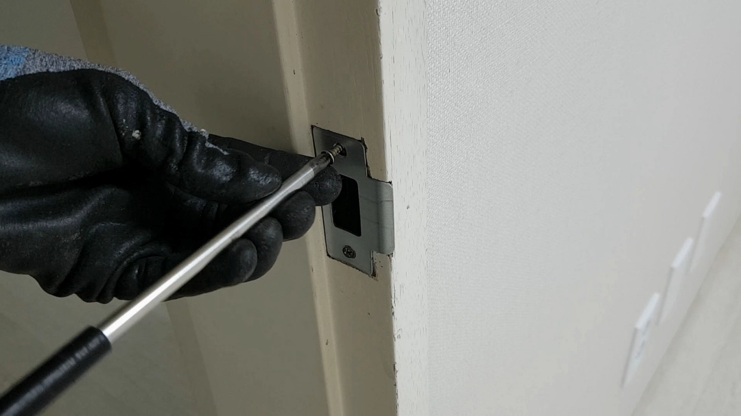 문틀 부품 고정 모습