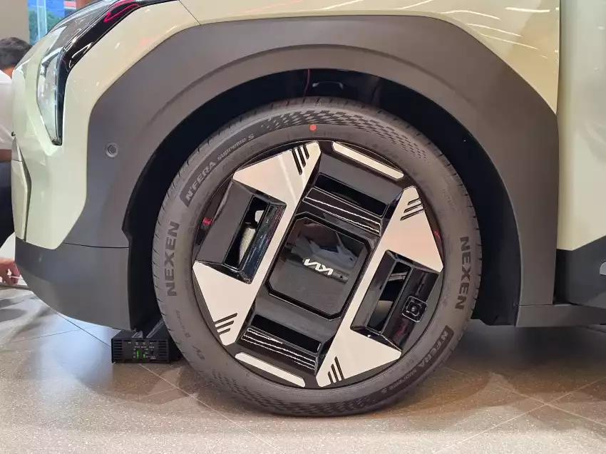 EV3에 꽂힌 19인치 타이어입니다.