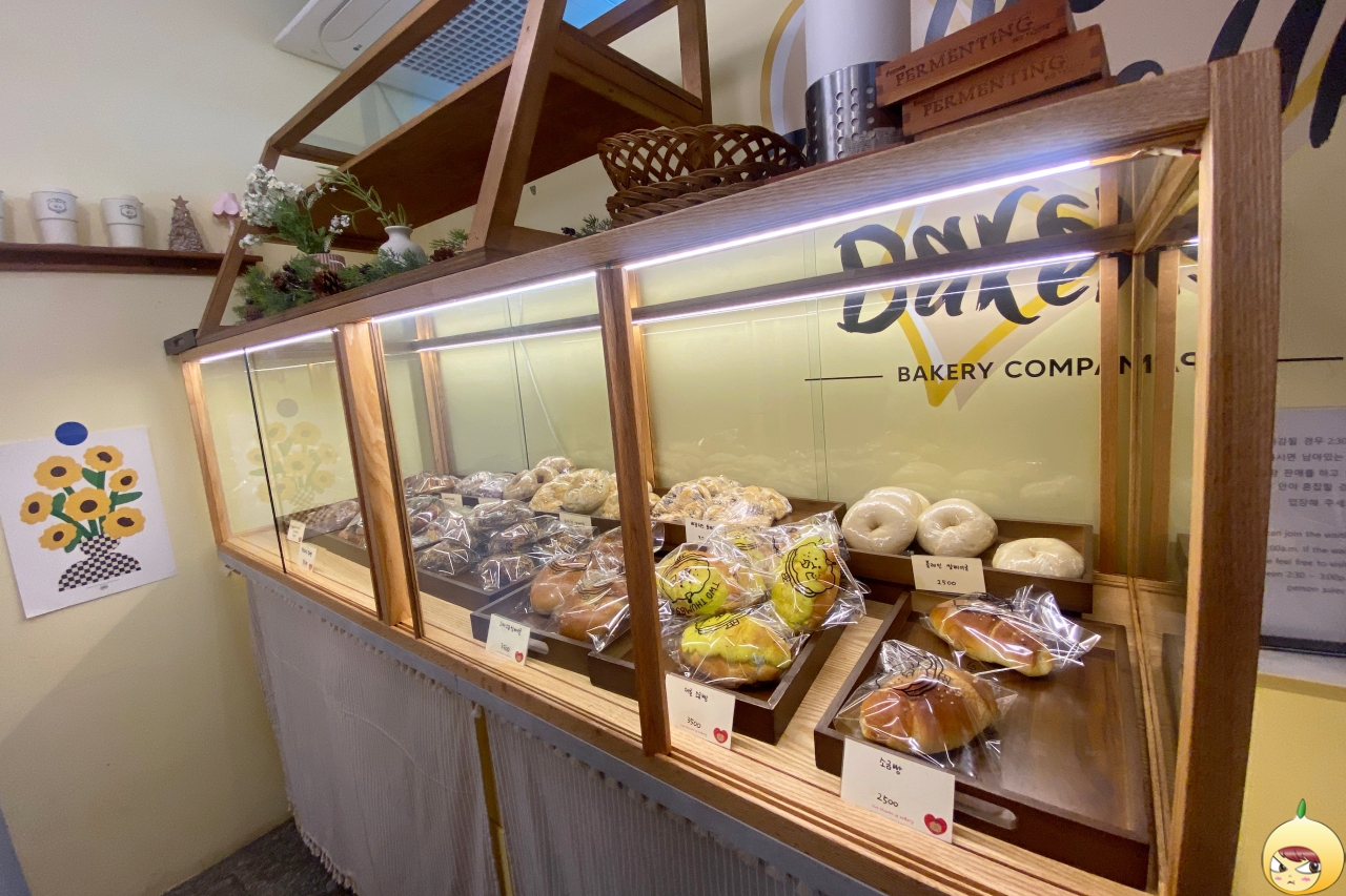 투떰즈업 빵 진열대