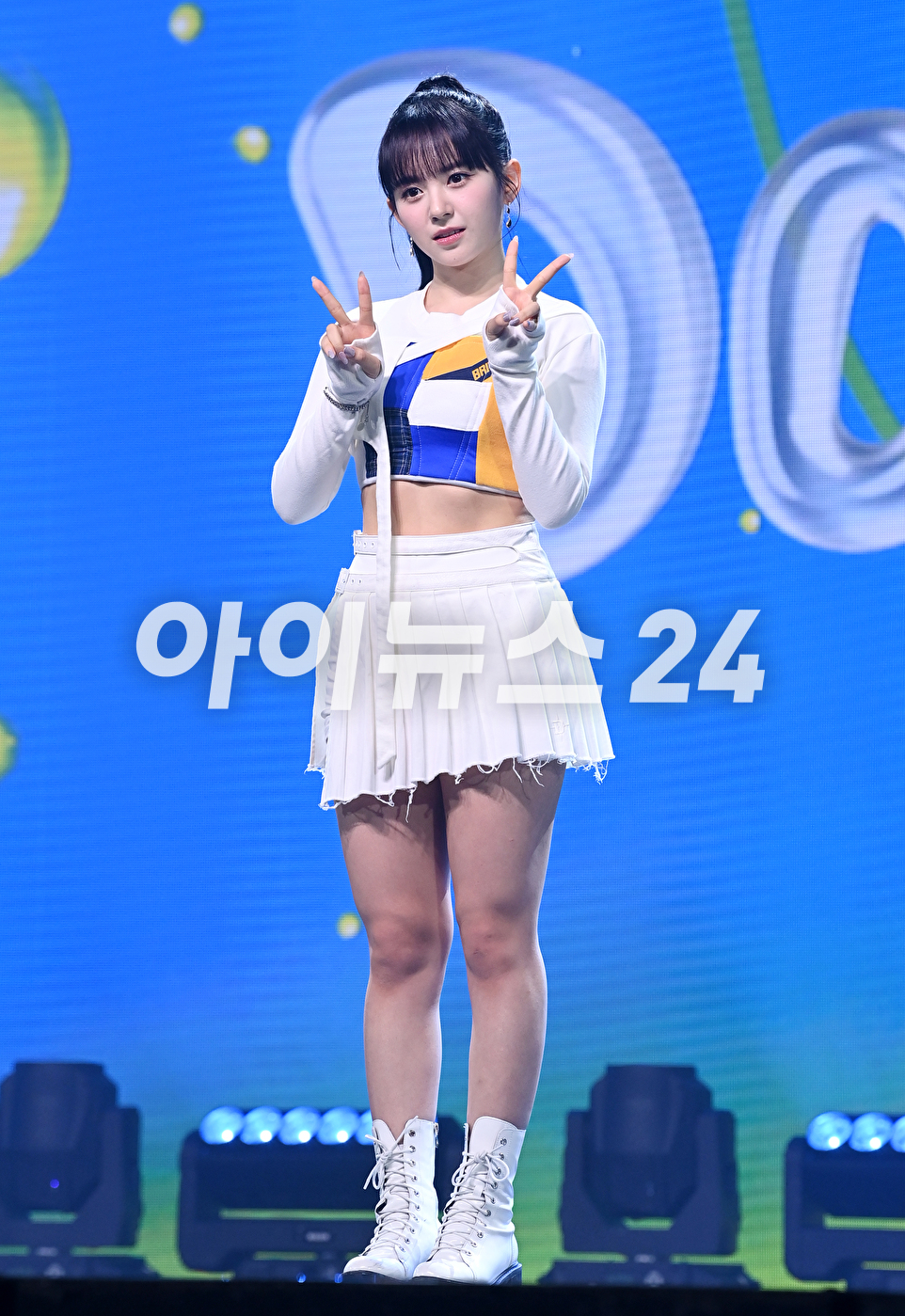 그룹 케플러 마시로가 20일 오후 서울 광진구 광장동 예스24라이브홀에서 열린 두 번째 미니앨범 'DOUBLAST' 발매 기념 쇼케이스에 참석해 공연을 하고 있다. [사진=김성진 기자]