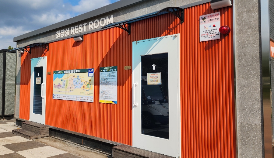 캠핑장 화장실 건물입니다.