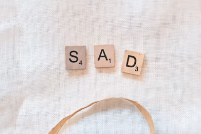 SAD라는 글자가 적힌 나무블록