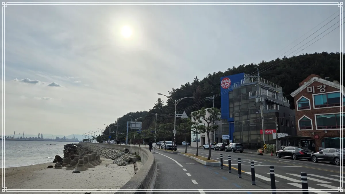 포항-태산만두본점-건물과-영일대-앞바다-풍경과-건물앞-도로가-함께-보이는-파노라마풍경