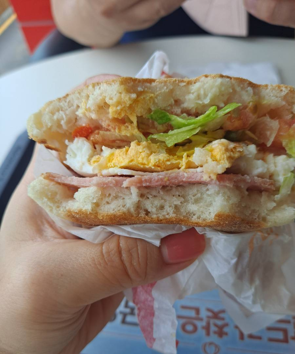 맥도날드 BLT 머핀 한입먹다