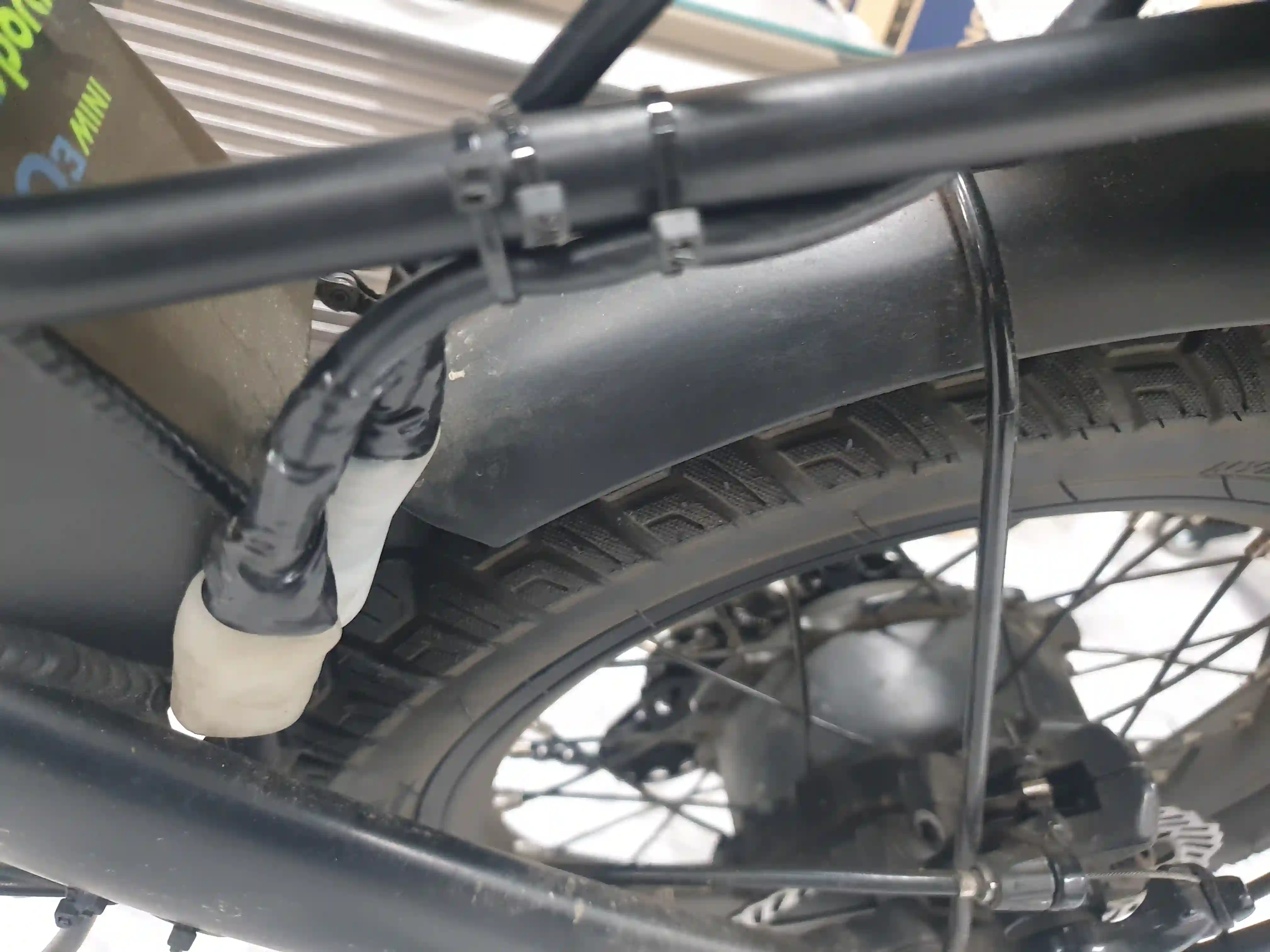 자전거에 배터리 케이블 고정하기