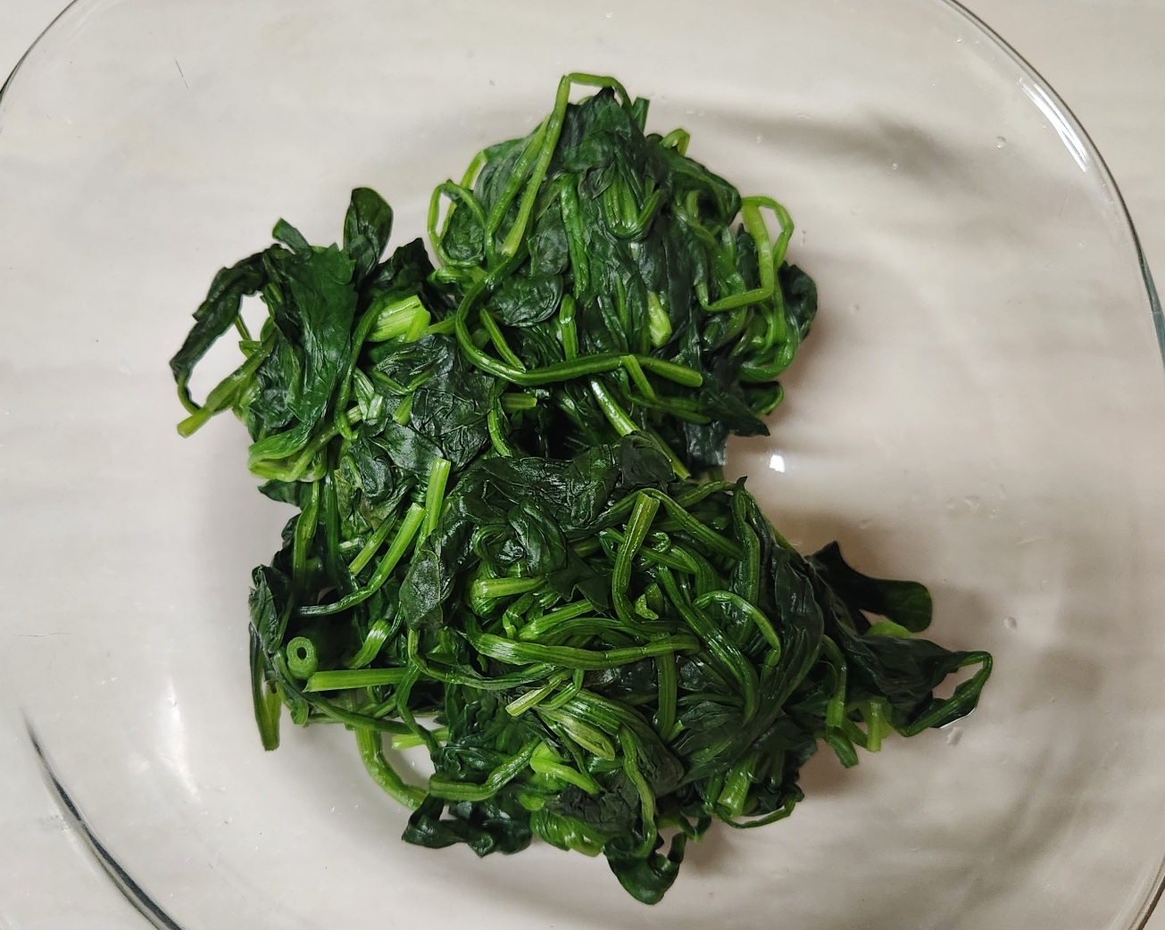 다 씻은 시금치를 꼭 짜 놓은 이미지