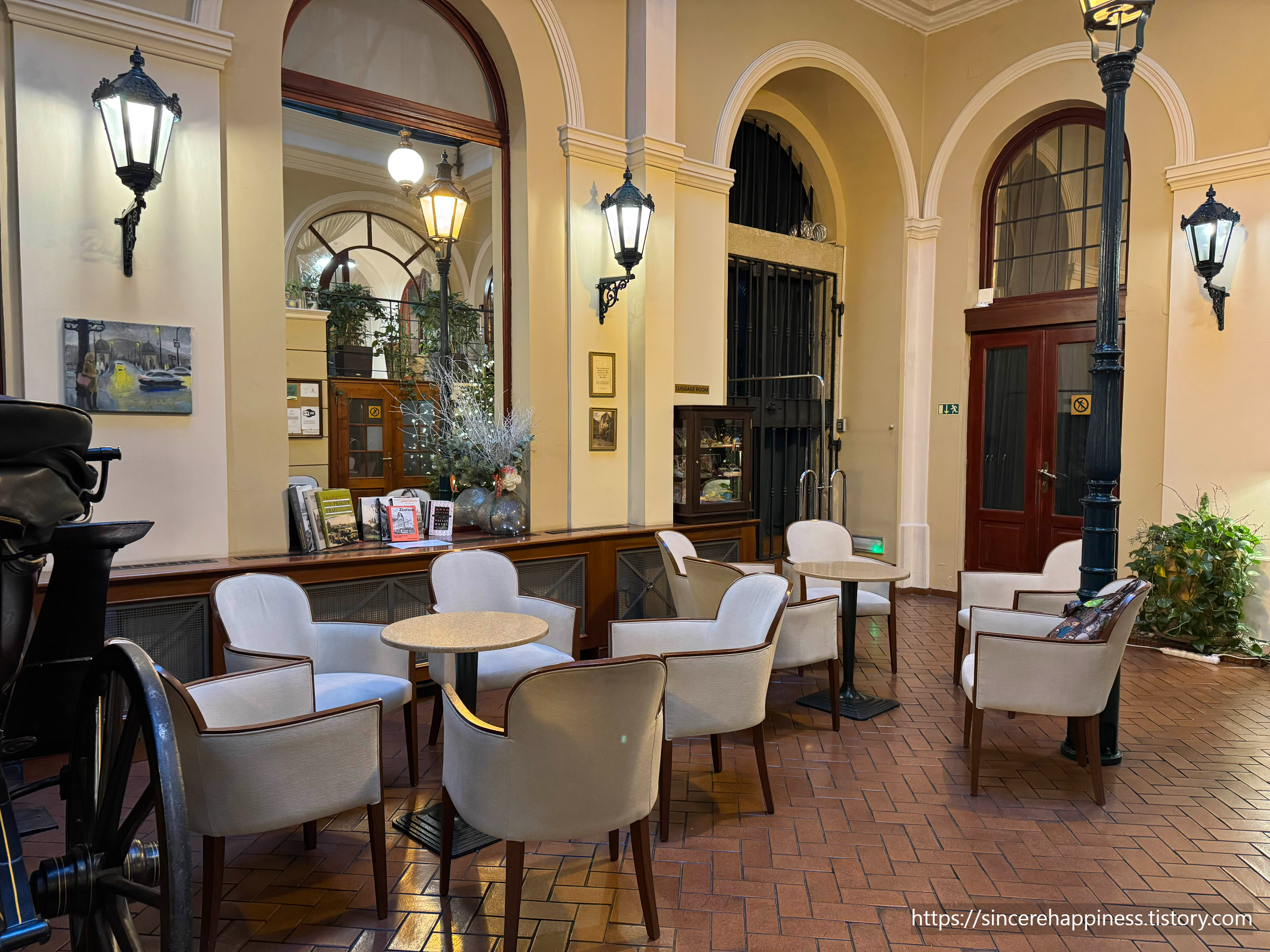 프라하 Hotel Rott 로비 분위기와 체크인 리셉션