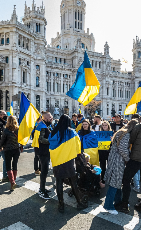 우크라이나 국기를 든 사람들
