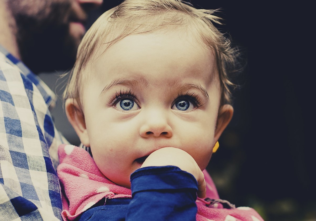 사랑스런 아이의 모습