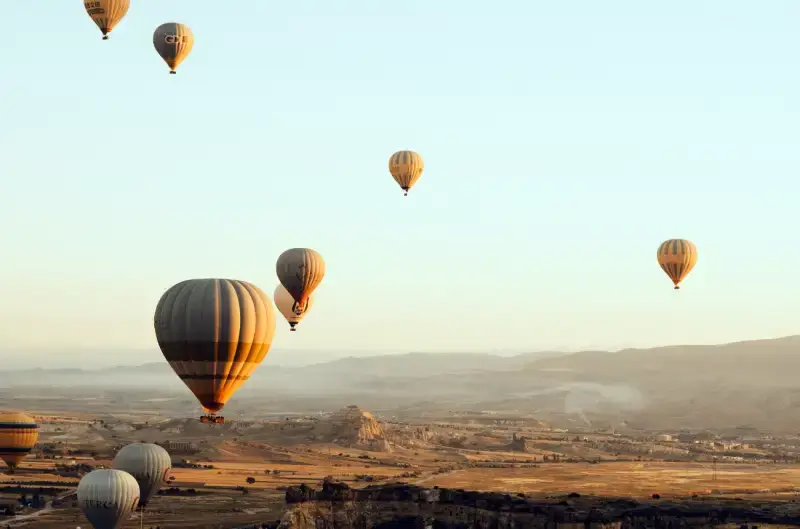 맑은-하늘에=열기구가-떠있는-모습