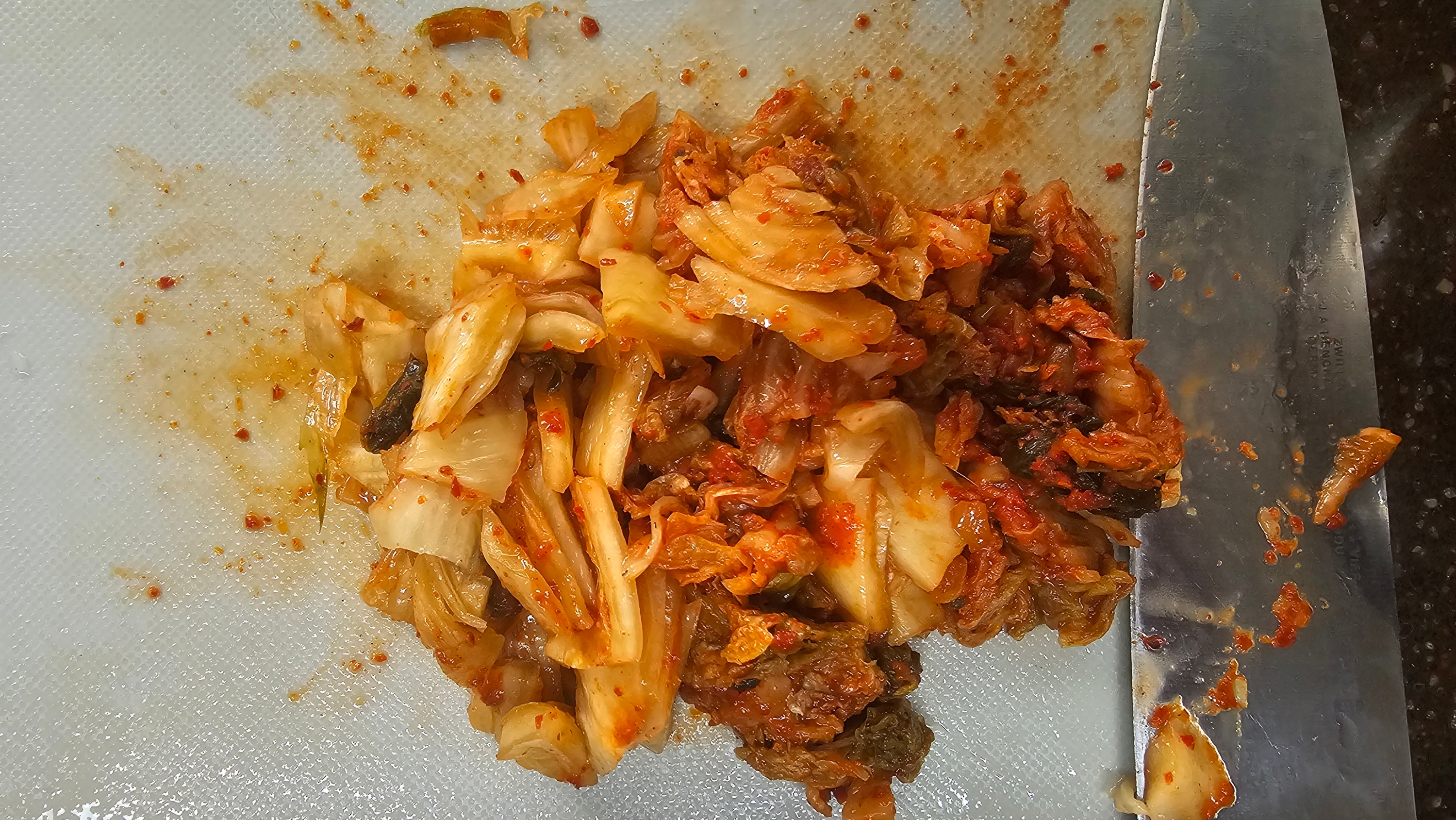 잘익은 김치 와 콩나물&amp;#44; 청양고추 준비