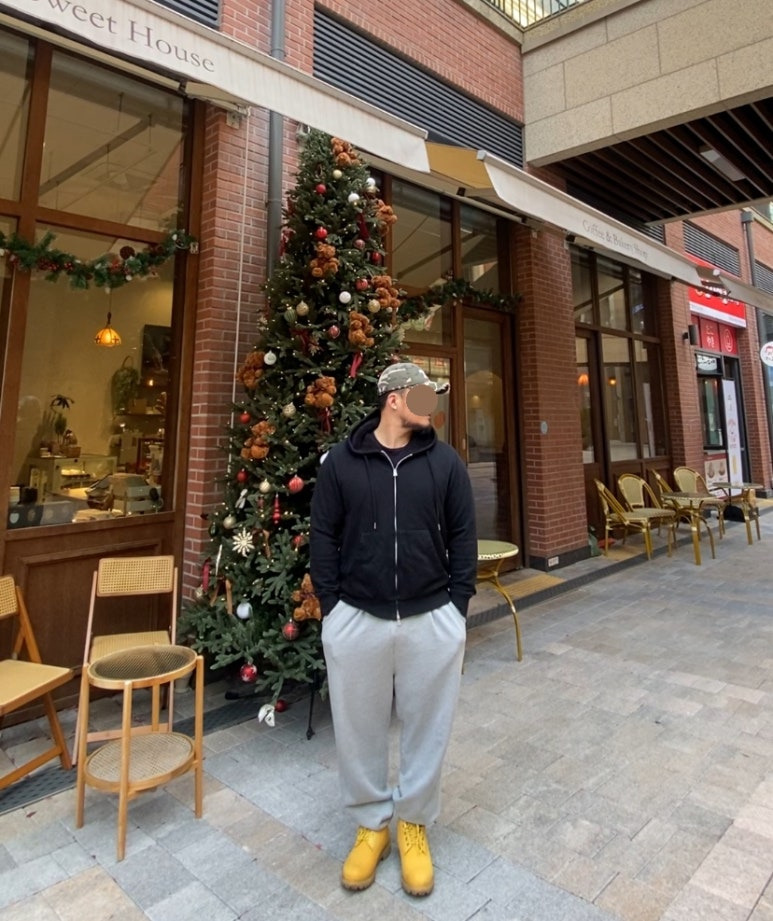 데일리룩('25. 11. 12.)원더플레이스 빈티지 워싱 카모 밀리터리 볼캡, 무신사스탠다드 후드티 보아후드티, 토피 벌룬핏 와이드트레이닝 스웨트 팬츠, 팀버랜드 6인치 워커 신발