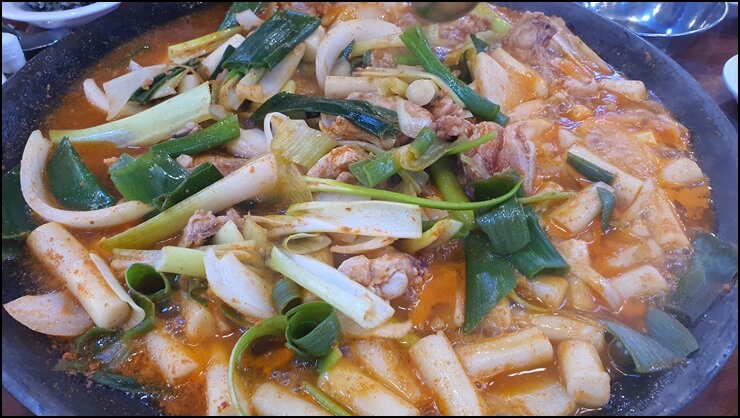 닭갈비가-끓고있는-사진