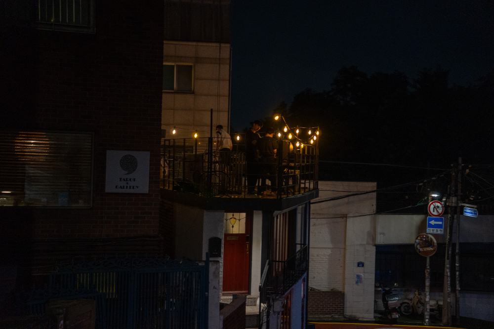 좁은 건물 옥상 위 바베큐 파티