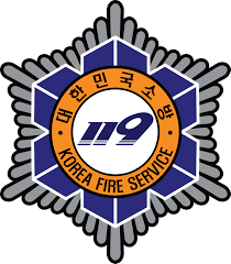 대한민국 소방 로고. 출처: 소방청. 119 숫자를 '대한민국 소방 KOREA FIRE SERVICE' 라는 문구가 둥글게 감싸고 있으며, 그 주위를 휘장으로 꾸며져있다.