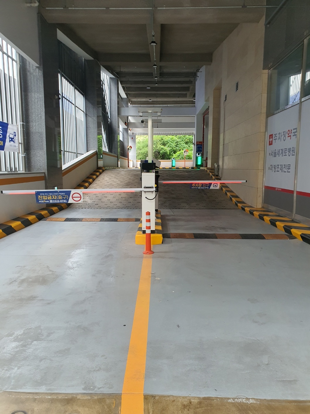 송파-수아주-주차장은-입출구를-구분하여-편리합니다.