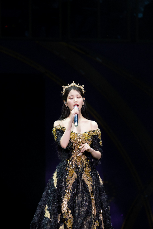 아이유가 올림픽주경기장에서 개최된 콘서트 &#39;The Golden Hour : 오렌지 태양 아래&#39; 무대에서 노래하고 있다. [사진=EDAM 엔터테인먼트 ]