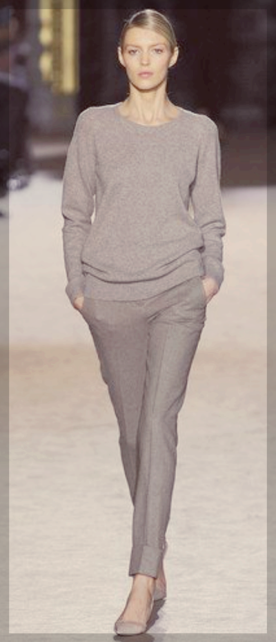 베이지톤 옷을 입은 모델