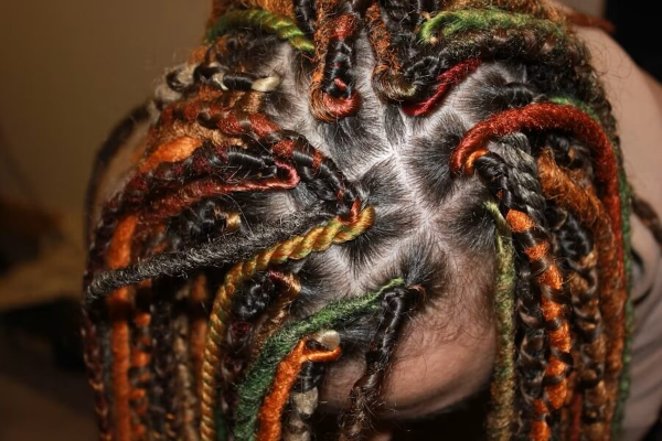 헤나 염색에 대한 오해와 진실: 피부를 정말 검게 만들까?