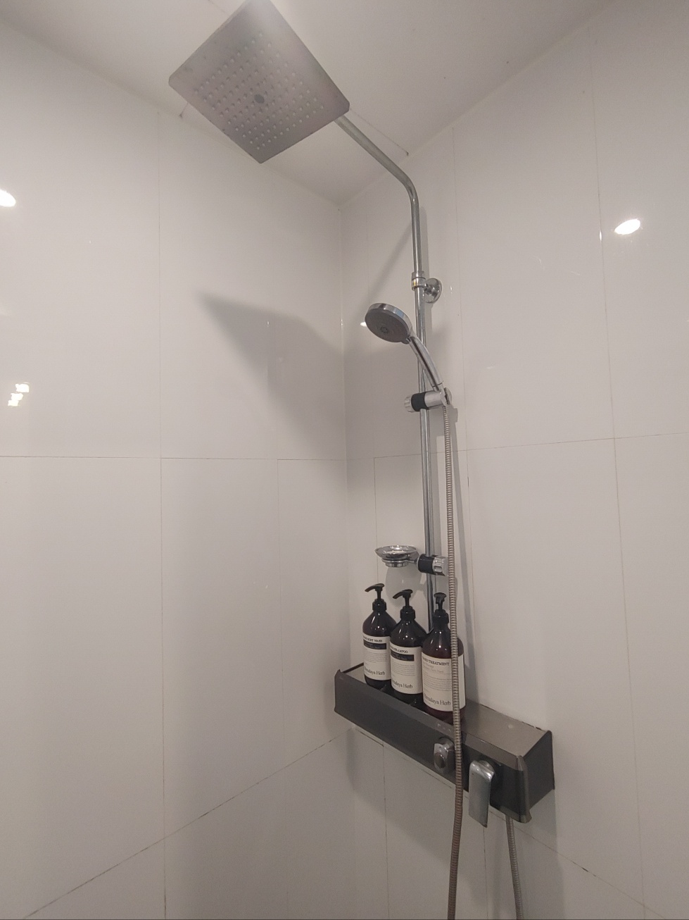 샤워부스는 이렇게 세팅되어 있음.