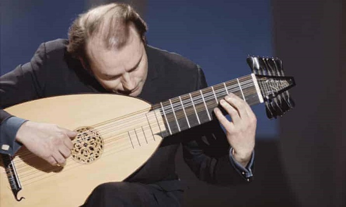줄리언 브림의 류트 연주 모습