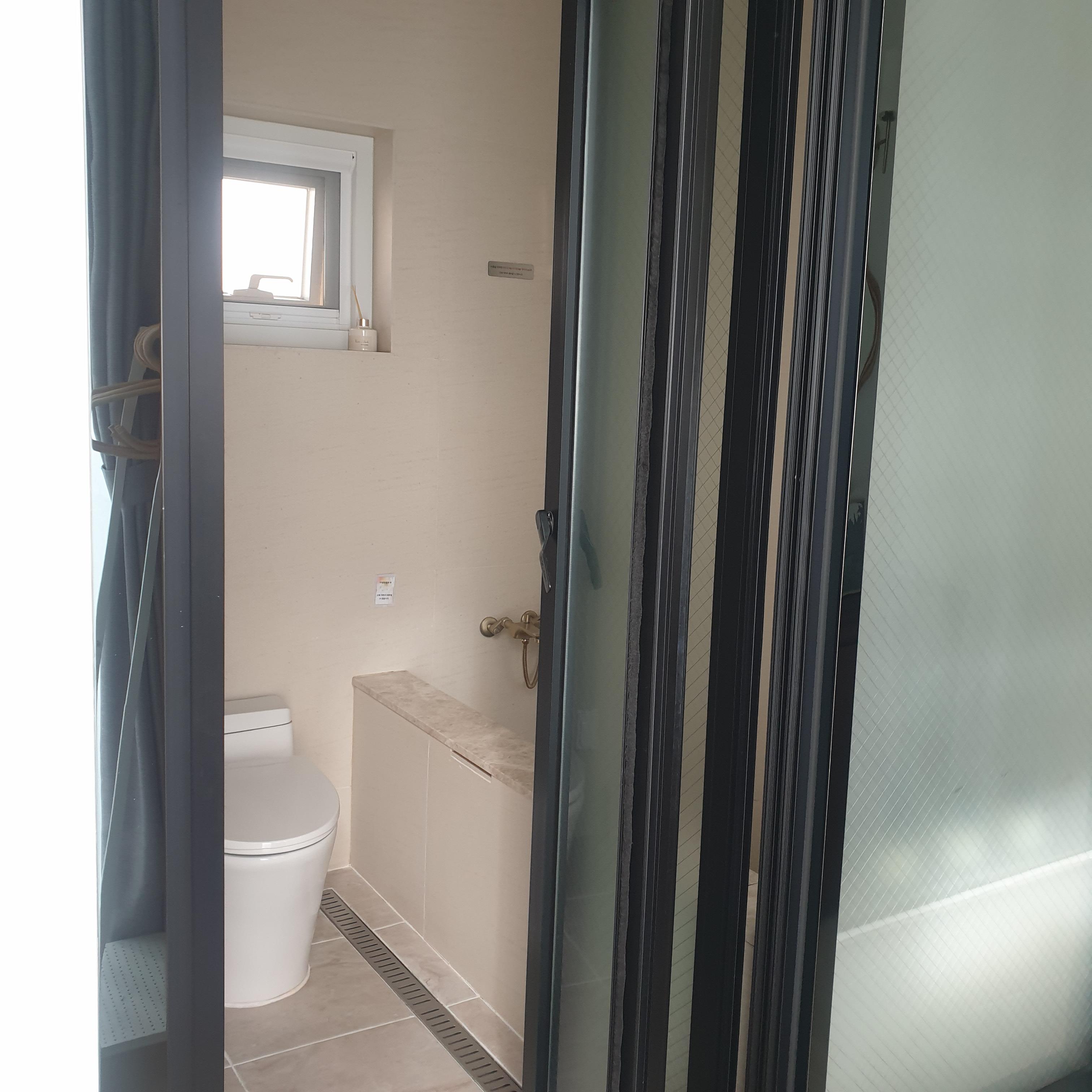 침실안에 있는 샤워실