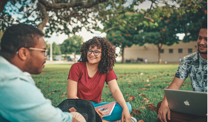 대학생들이-앉아서-토론하는-이미지