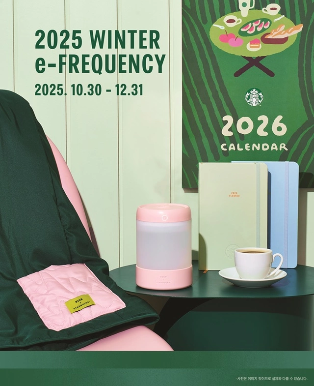 스타벅스XMSGM-콜라보-굿즈-예약-플래너가-탁자-위에-있는-사진-커피도-함께-있다.