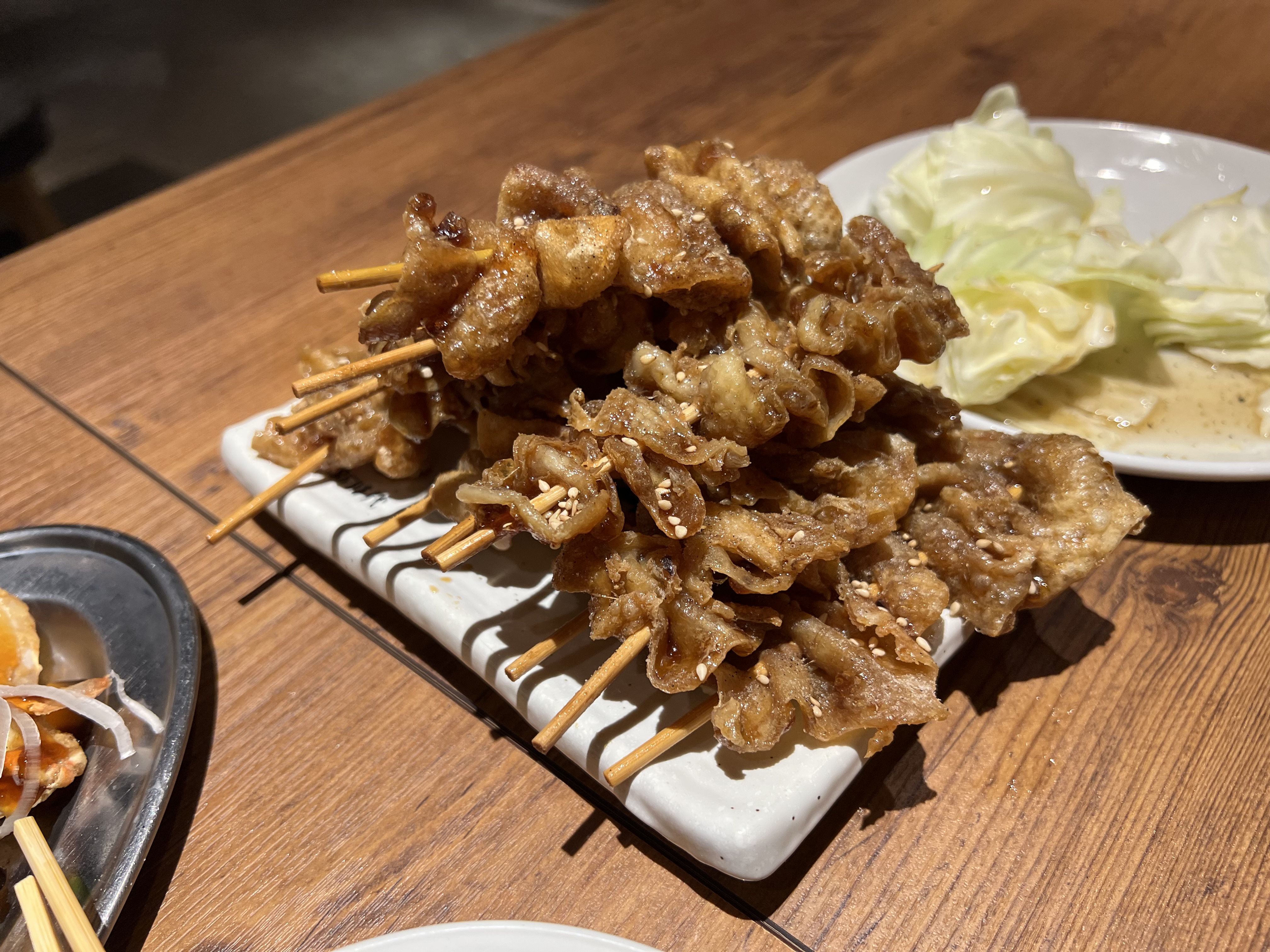 닭껍질 튀김 꼬지가 쌓여있는 사진