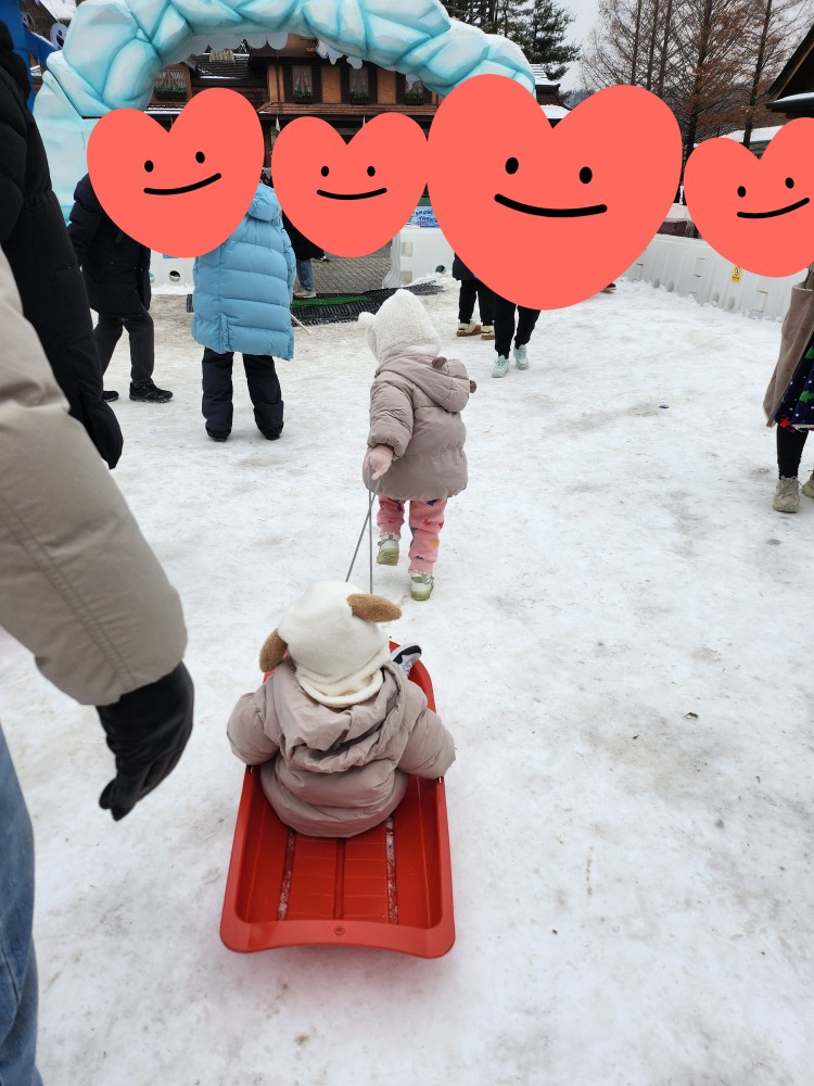 눈썰매를 타는 아이들