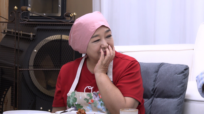 혜은이가 분홍색 모자를 쓰고 소파에 앉아 웃는 모습