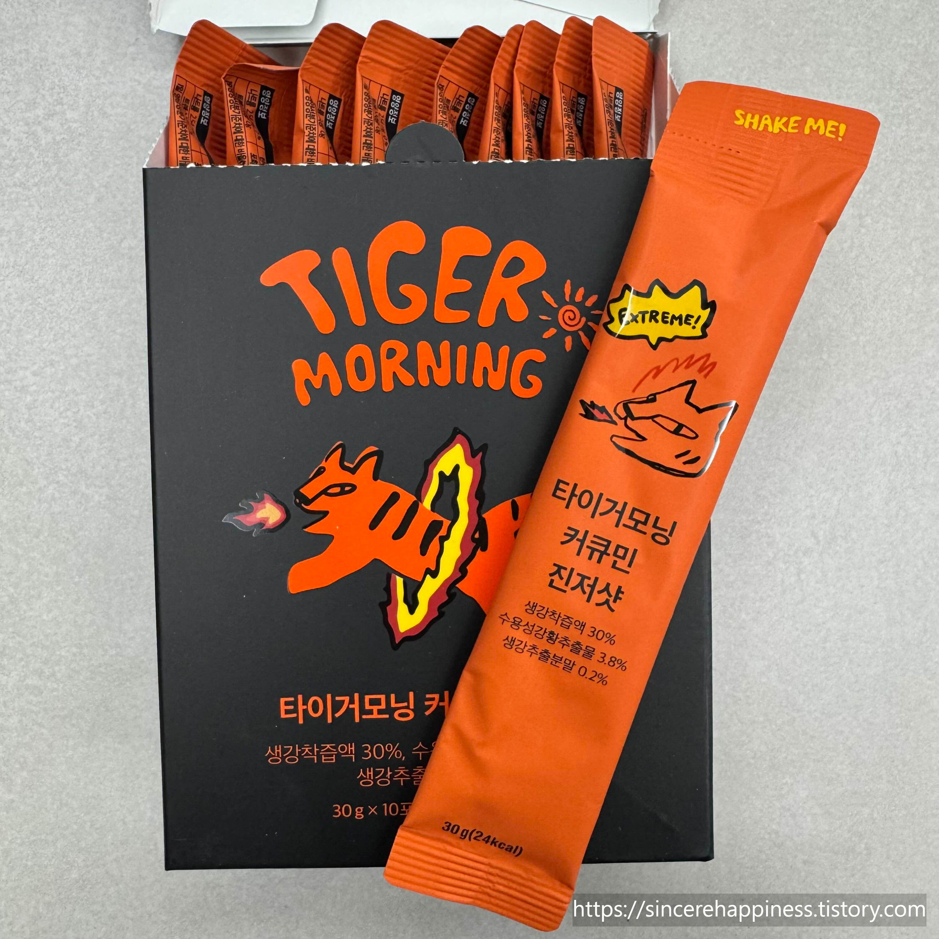 블랙으로 리뉴얼된 타이거모닝 커큐민 진저샷 스틱 패키지와 제품 근접 사진