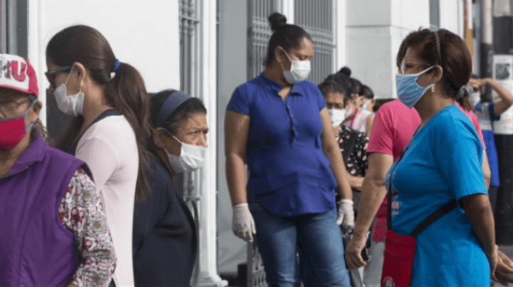 페루-코로나-시민들-마스크-반팔-사진-대기줄