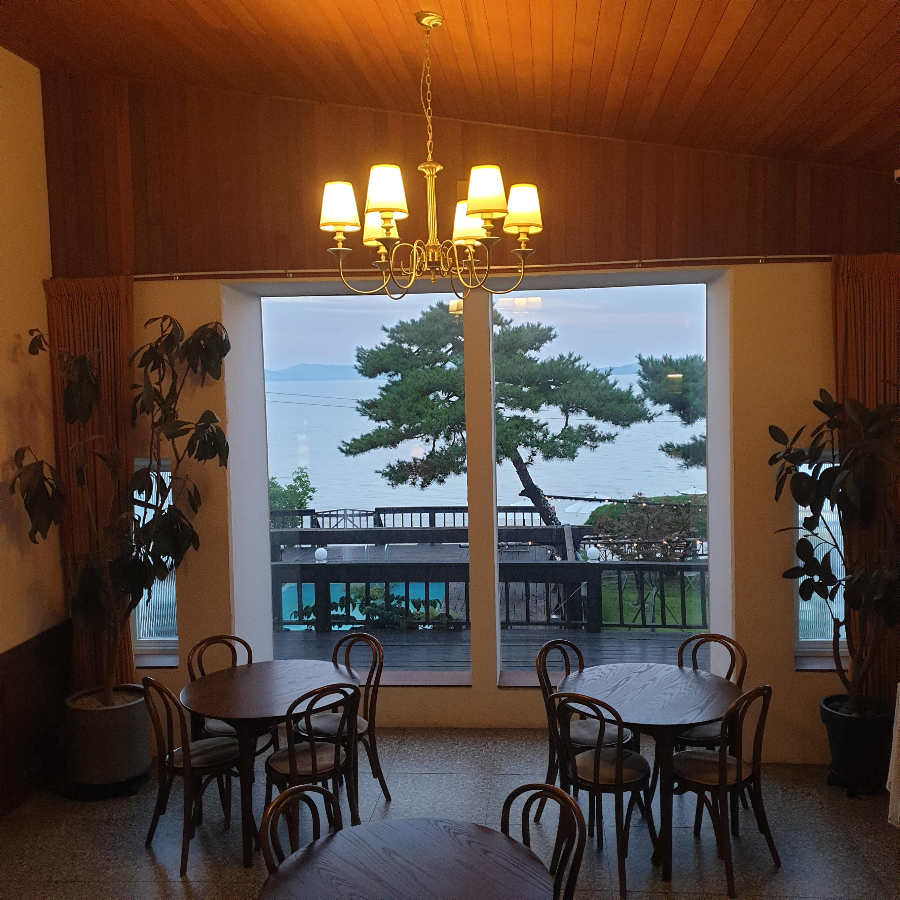 토크라피 : 강화도 동막해변 오션뷰 카페_바다가 보이는 실내 테이블