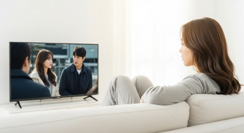 중년 여성이 소파에서 편안히 드라마를 시청