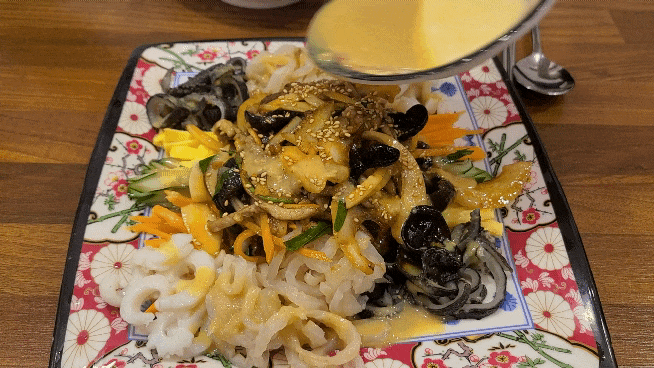 교대원-양장피-겨자소스-뿌려주기