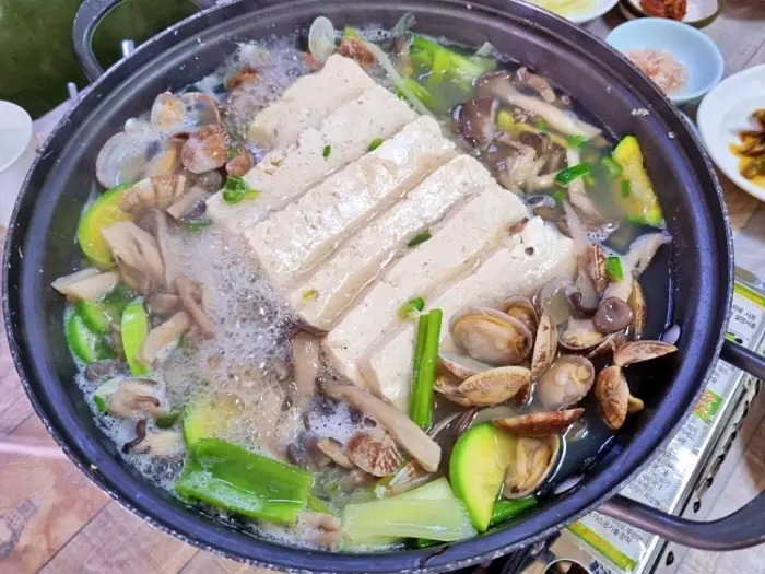 식객 허영만 백반기행 김선영 매일 직접 만든 두부로 만든 손두부조림 두부전골 연천 한탄강 오토캠핑장 근처 맛집 소개