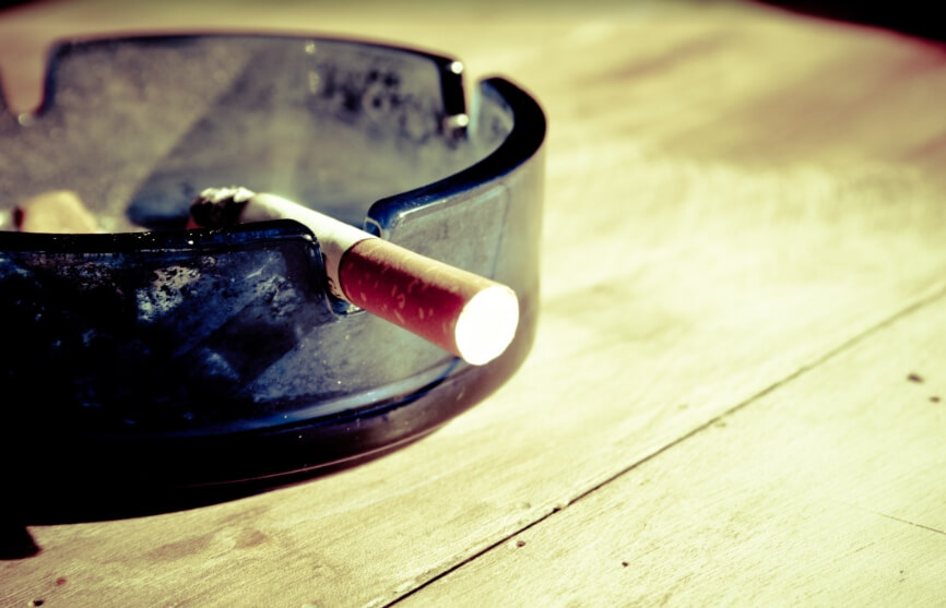 재털이 위에 불 붙인 담배