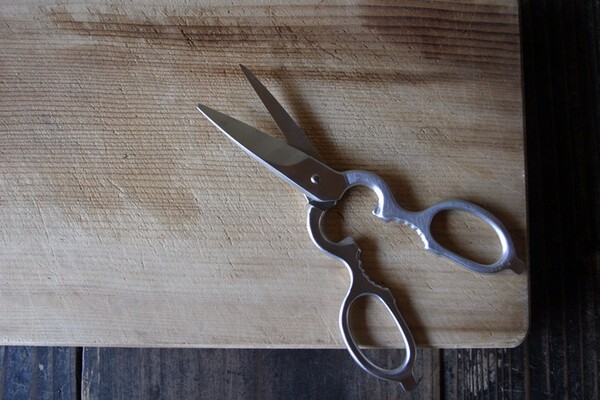 무뎌진 가위 집에서 살려내는 비법