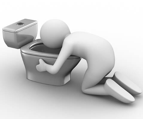 변기에 무릎을 꿇고 구토를 하는 모습