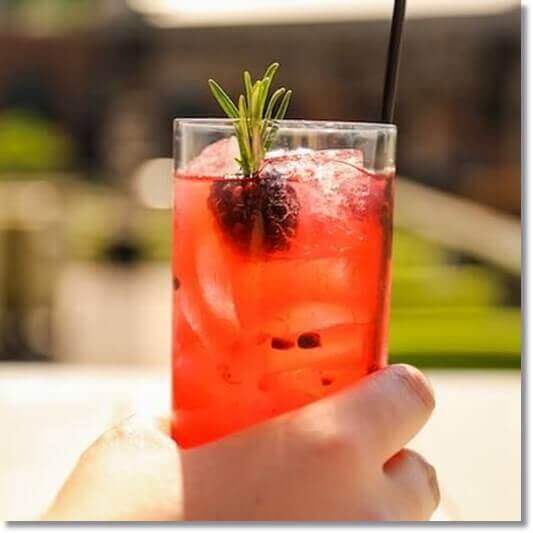 크랜베리 주스 들고 있는 여성