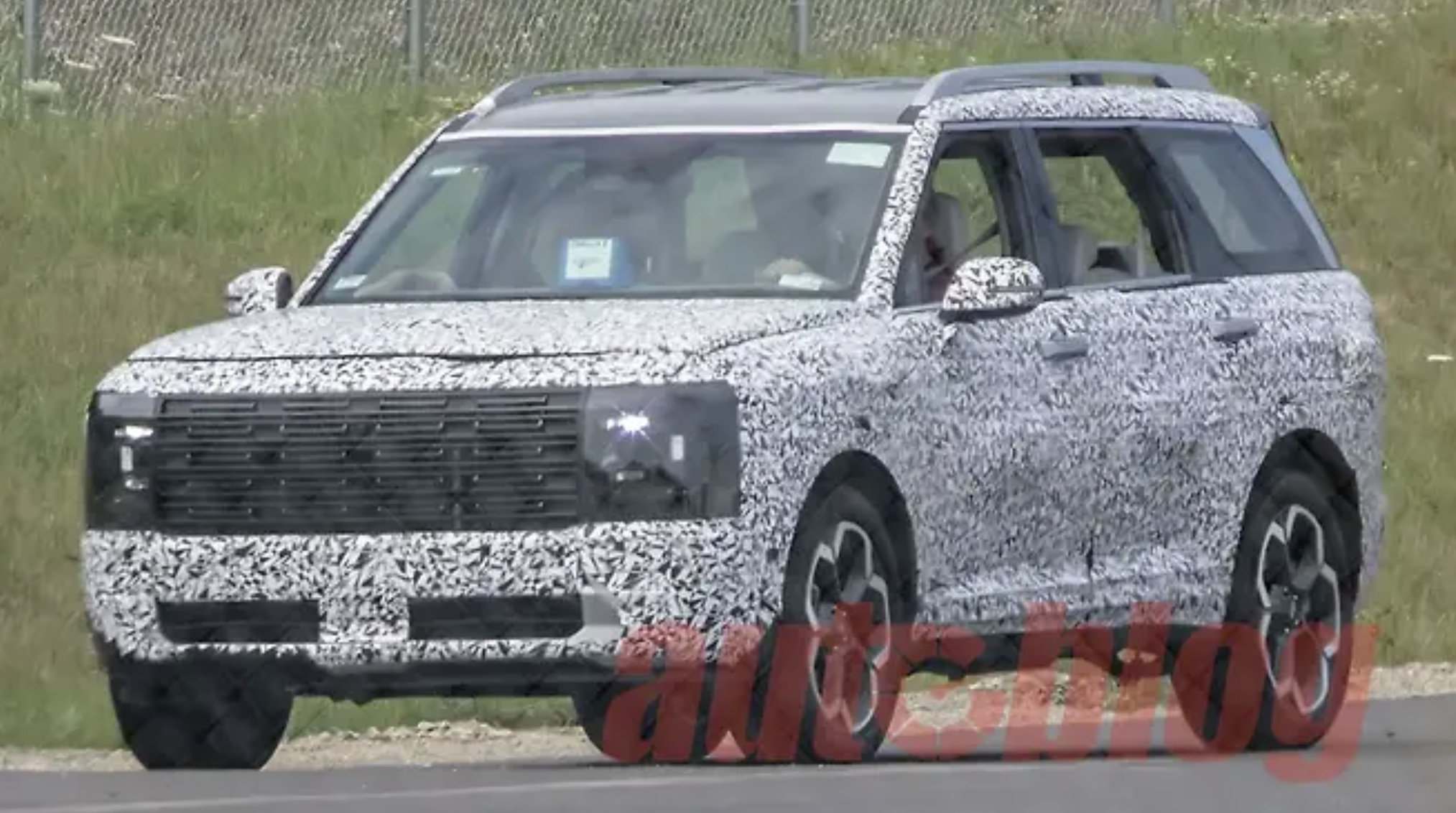 현대자동차가 올 하반기 선보일 '팰리세이드 풀체인지(LX3)'가 위장막을 제거한 채 새롭게 포착됐다.