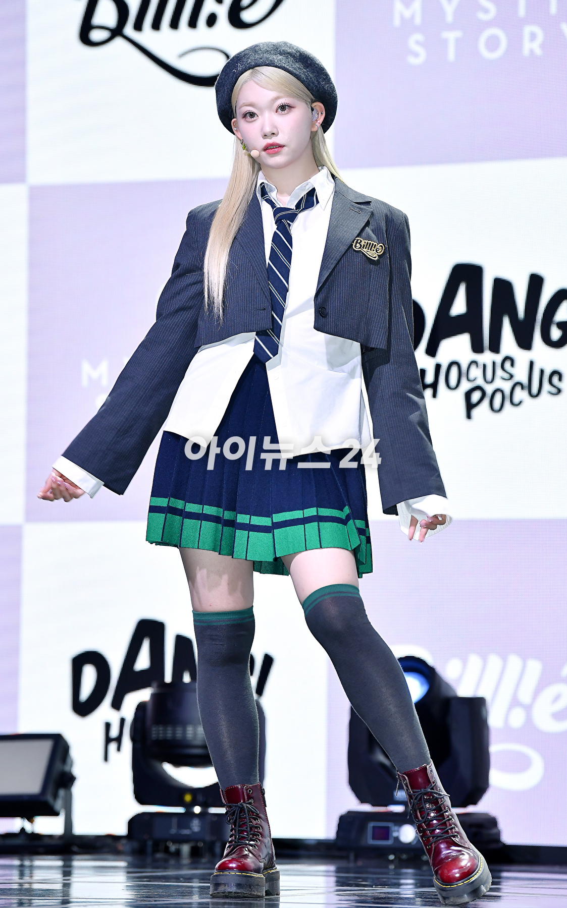 걸그룹 빌리(Billlie) 츠키가 23일 오후 서울 서교동 신한카드pLay스퀘어 라이브홀에서 &#39;사이드-비:메모얼스 오브 에코 언씬(side-B : memoirs of echo unseen)&#39; 발매 기념 쇼케이스에서 포토타임을 갖고 있다. [사진=곽영래 기자]