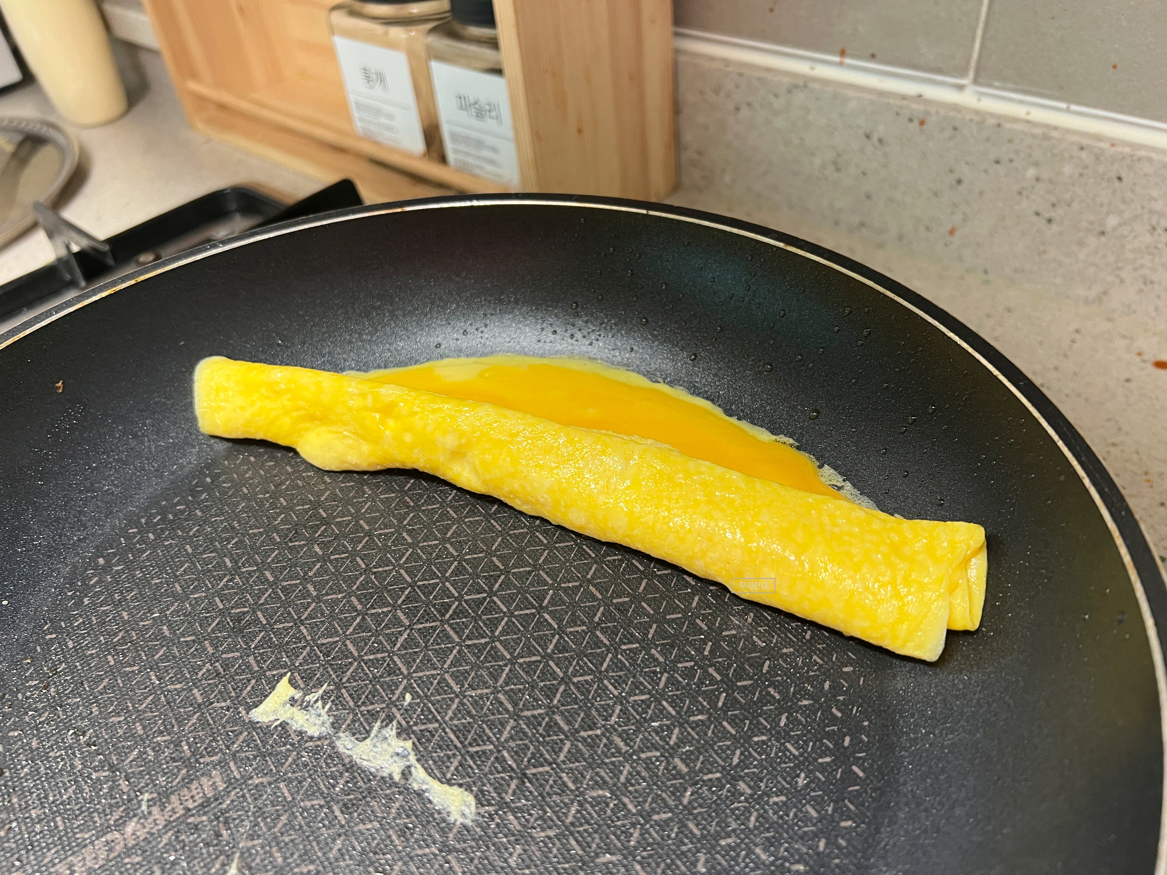 이제 계란을 돌돌 말아줄 거예요
